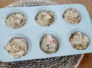 step4: 將蛋糕糊倒入蛋糕模內，放入已預熱180度C焗爐，焗約15-20分鐘或至蛋糕全熟即成！