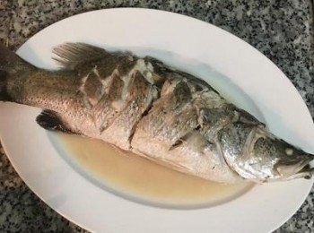 step10: 蒸好的魚取出放在帶深度的盤子上；