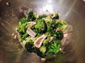 step3: 加入西蘭花，炒勻，盛起。