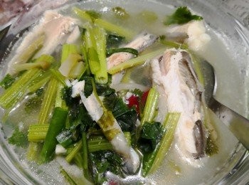 step1: 先將九肚魚洗淨剪去魚鰭並將魚身剪成兩段，印乾水份，灑上酒，胡椒粉及生粉撈勻備用