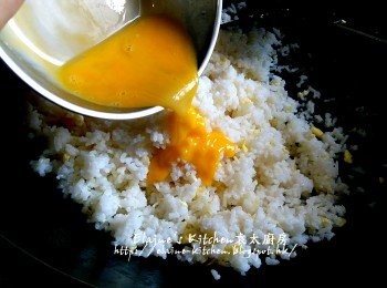 step6: 將餘下份量蛋液加入 , 用中火快炒拌勻至冷飯乾身
