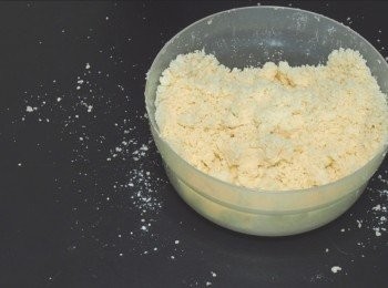 step1: 粉類同糖混合好，加入凍牛油，用手指掐成麵包糠狀。