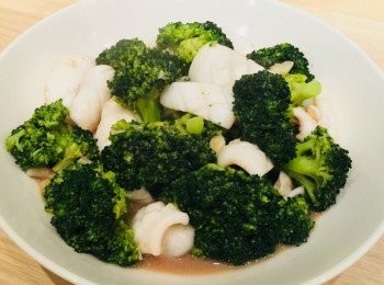 step4: 風味十足的蝦醬西蘭花炒鮮魷完成了！