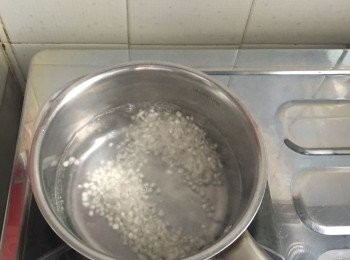 step1: 西米用中小火煮約10-15分鐘至半透明便熄火加蓋收焗10分鐘至接近全透明便可取出沖凍水及澀乾水盛起備用