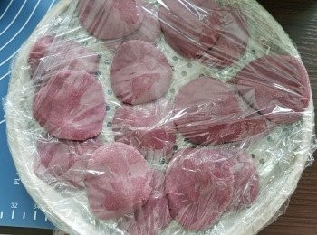 step10: 再將攪好的粉取出於枱上搓成長條,再磅出22g一粒,搓圓壓扁,放入雪櫃雪超過8-9小時待皮硬身,最好將粉糰雪一晚,亦可以早上搓皮晚上包餡