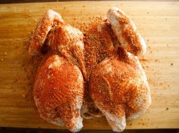 step2: 接著將<span class="group_2">香料</span>均勻的灑在雞肉上頭，並靜置約30分鐘。(正、反兩面都要)