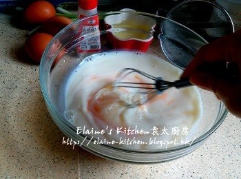 step1: 三隻雞蛋打入碗中 , 加入鹽及無糖豆漿拌勻