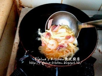 step16: 燒紅鑊 , 將適量的蛋漿放入鑊中 , 用慢火慢慢煎至一面金黃色