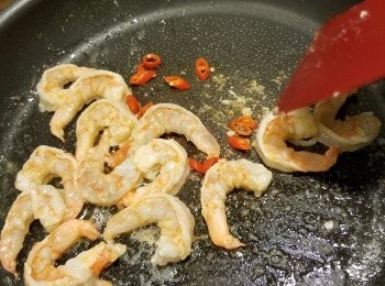 step5: 用少許油起鑊，加入1湯匙牛油煮融，落指天椒爆香，再加入蝦肉炒到半熟