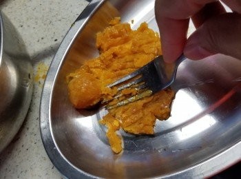 step41: 3隻咸蛋黃焗熟後用义壓碎(咸蛋黃處理方法與步驟6做法一樣)