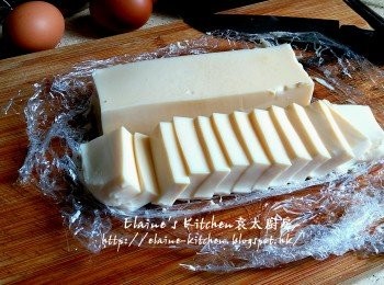 step5: 蒸好的雞蛋豆腐稍為待涼切件 , 放入蒸盆內