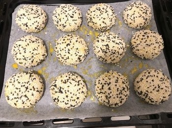 step9: 麵糰先掃上一層蛋黃液，用牙籤在上面插幾下，沾上黑白芝麻，排放在焗盤上