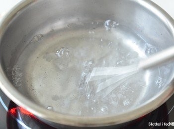 step3: 用打蛋器左右搖晃快速攪拌至粉末溶解