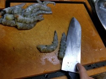 step1: 鮮蝦買回來後去頭去殼，用刀於蝦背上界一刀(不要界太深)挑出蝦腸洗淨抹乾水份