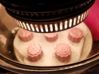 step15: 光波爐預熱230c5分鐘,用底架,入爐前略噴少許水於餅面上及腳(噴埋腳不會容易出現象腳),先用230c波5分鐘(用高溫令月餅快速定型.)再轉200c波4分鐘,取出掃糖水再波2分鐘,反轉底部再波1-2分鐘