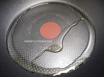 step2: 熱鍋後，倒入橄欖油。