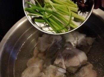 step3: 煮滾一鍋水,加入豬手,落3粒八角,4片薑,2條蔥煮滾(水要蓋過豬手)