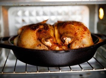 step6: 再將雞肉放在蔬菜上，並放入預熱190度的烤箱中，用190度烘烤90分鐘或熟透即可。