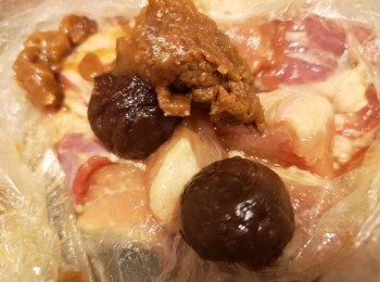 step1: 所有醃料醃排骨，醃製時間約半小時， 臨蒸前將梅子搓爛去核，將梅子肉和排骨攪勻，明火或蒸爐蒸約18分鐘。