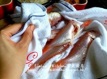 step1: 紅衫魚劏開去掉污物後用水沖洗乾淨 , 抹乾水份加少許鹽及胡椒粉拌勻靜待30分鐘