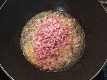 step3: 鍋燒熱放入奶油與培根；