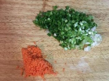 step3: 接著準備絞肉，先將蔥切花；接著紅蘿蔔切絲後切細丁。