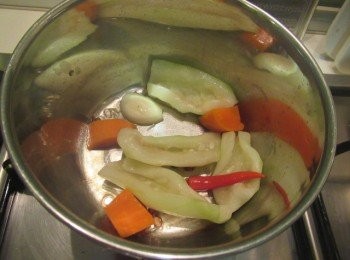 step3: 再開火,放入步驟1拌勻,倒入昆布柴魚高湯,蓋鍋蓋用小火煮至蒲瓜微軟.