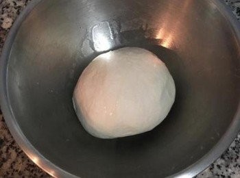 step3: 將<span class="group_2">麵糰</span>揉到光滑及柔軟；在盆裡倒入少許油，放入<span class="group_2">麵糰</span>，在<span class="group_2">麵糰</span>上也抹上少許食用油。