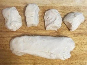 step12: 不揉麵，將<span class="group_2">麵糰</span>拉長，並等量切分成8塊；