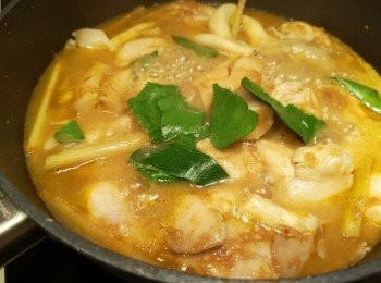 step7: 當雞肉熟透和香料巳出味後，加入椰奶和檸檬葉碎，之後加魚露和糖。