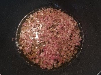 step4: 用奶油先將培根炒到上色；