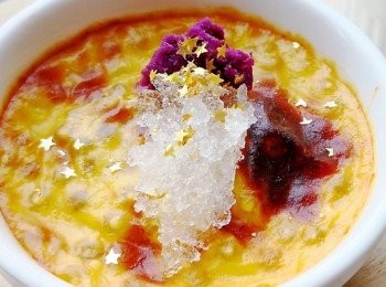 step4: 將混合好的西米糊例一半入瓦杯後,中心塞入紫薯蓉後再倒入西米糊蓋頂至八分滿