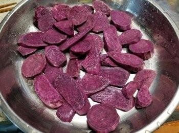 step2: 日本紫薯去皮洗淨後,磅出淨肉計300g,再切薄片用大火蒸15分鐘待淋