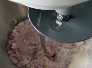 step9: 將所有粉類過篩,加入牛油中,用廚師機較慢速將牛油及粉類拌勻成沙粒狀(如用手亦是一樣鏈成沙粒狀),再篩入糖霜及蛋漿拌勻,不要攪拌太耐,無白色即可