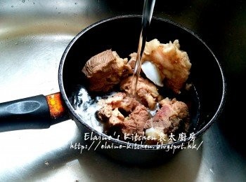 step1: 豬骨放入煲內加水用中火煮滾 , 用水沖一沖洗去油份及碎骨 , 瀝乾水份