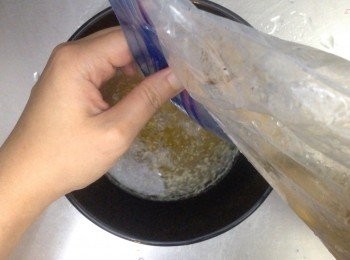 step4: 煮好後，先開一小口，將雞湯倒出備用