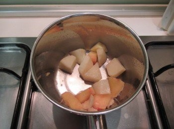 step4: 開鍋蓋,邊拌邊加熱,收乾到9分時,放入步驟1的白桃果肉塊,再邊拌邊加熱煮至收乾盛盤待涼.