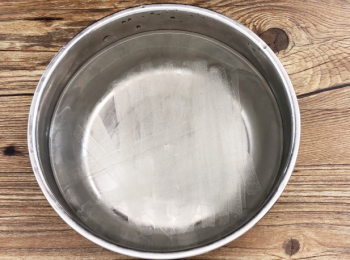 step1: 將粉皮浸軟約10至15分鐘用。