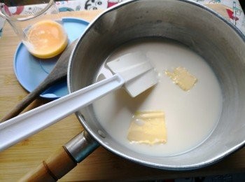 step3: 離火後將煲底坐水,快速用木匙繼續攪拌至稍做降溫後變杰身一些後便可拌入熟西米