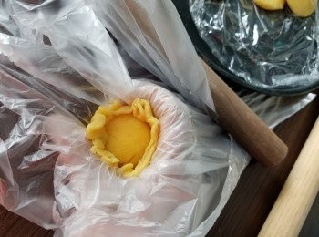 step29: 包好奶黃餡後包起埋口(緊記埋口位是用作壓花用)