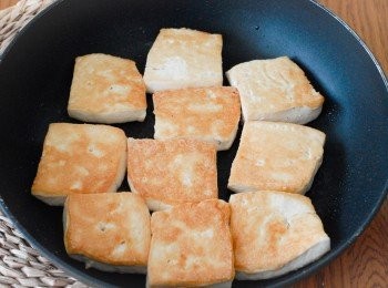 step1: 將豆腐切件，再用廚紙吸乾水份。燒熱鍋後下油，用中小火煎豆腐至金黃色，盛起備用