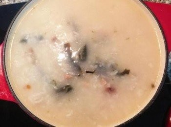 step7: 用鹽和白胡椒粉調味，最後放入皮蛋煮滾即可。