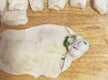 step15: 先抓一角，對角蓋住蔥花；再抓另一角一樣是對角蓋過去蔥花；