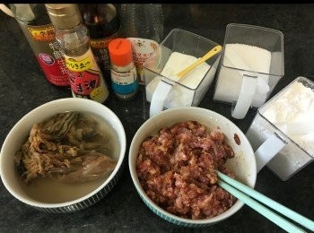 step2: 豬肉碎用<span class="group_2">調味料</span>醃約30分鐘。
梅菜洗淨浸水約10分鐘。