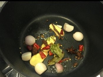 step4: 大火，落油，加入乾蔥，朝辣椒，薑片同香料，略炒。