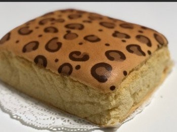 step1: 做法.
1/暖水 加入蜜糖 同油 攪拌
2/篩入面粉..攪拌 再加入蛋黃 同全蛋 
    攪拌到幻滑
3/打蛋白....分三次加入糖 打到小勾....
4/把 1/3蛋白加入蛋黃麵糊拌至均勻
5/ 把拌入好蛋黃糊 倒回2/3蛋白拌到均勻