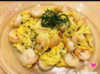 step9: 黑松露蝦仁炒滑蛋放在碟,加上蔥絲的點綴，立即色香味俱全。^^