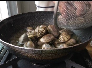 step5: 鍋裡加入所有<span class="group_2">調味料</span>煮滾，先撈掉昆布然後放入蜆蓋鍋煮4至5分鐘即可。