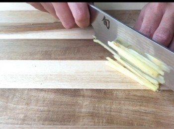 step2: 把薑切絲備用。