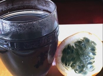 step8: 將果皮洗淨，用手掰成多塊，加上適量冰糖和水，中大火煮滾轉小火煮約1.5至2個鐘。加入適量蝶豆花，即成。